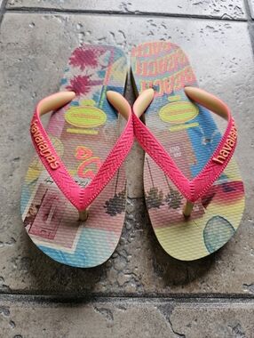 Havaianas Tropical Graphic Flip Flops - Pink Straps